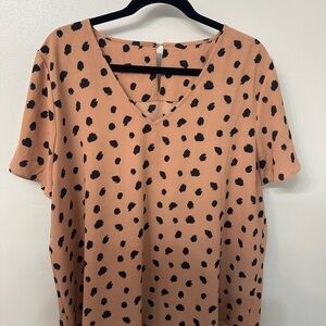 41 Hawthorn Tan and Black Dot Short Sleeve Top